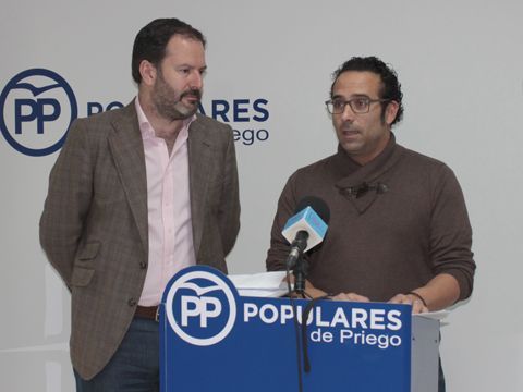 Adolfo Molina y Sergio Fornieles, esta mañana en la sede del PP. (Foto: R. Cobo)