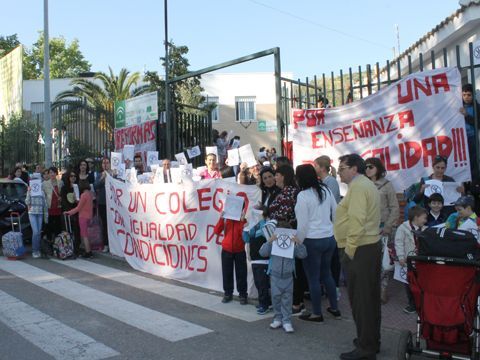Participantes en la concentración celebrada hoy lunes. (Foto: R. Cobo)