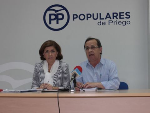 María Jesús Botella y Miguel Forcada en la rueda de prensa celebrada hoy jueves en la sede del PP prieguense. (Foto: R. Cobo)
