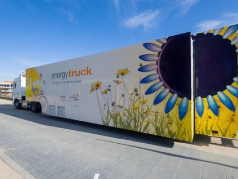 Exterior del gran camión sostenible que alberga la exposición itinerante. (Foto: Cedida)
