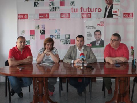 Juan Onieva, Paqui Mantas, José Manuel Mármol y Toni Musachs durante la rueda de prensa ofrecida en la sede socialista. (Foto: R. Cobo)