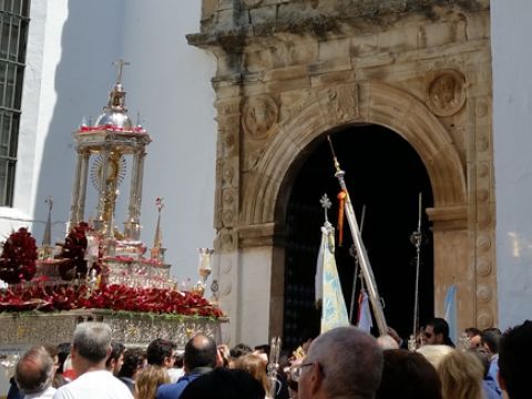El templete que alberga la custodia procesional a su entrada a la parroquia de la Asunción. (Foto: Carmelo de Lara)