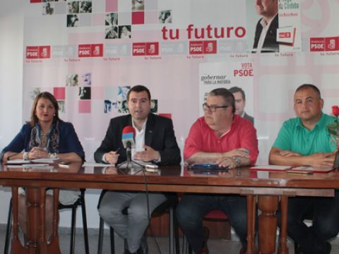 Sandra Bermúdez, José Manuel Mármol, Antonio Musachs y Juan Jesús Onieva en la sede del PSOE. (Foto: R. Cobo)