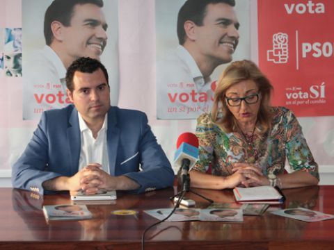 José Manuel Mármol y Marina Páez, en la sede del PSOE prieguense. (Foto. R. Cobo)