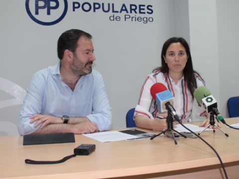 Adolfo Molina y Cristina Casanueva, ayer en la sede del PP prieguense. (Foto: R. Cobo)