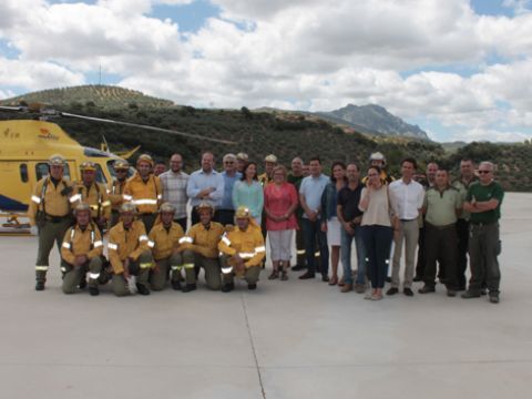 Autoridades y personal del Cedefo de Carcabuey, junto al helicóptero con el que cuenta el centro. (Foto: R. Cobo)