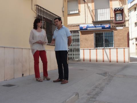 María Luisa Ceballos y Luis Miguel Carrillo durante su visita a las obras de la calle San Guido. (Foto: R. Cobo)