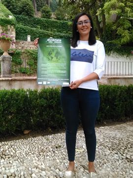 Inés María Aguilera con el cartel anunciador del programa. (Foto: R. Cobo)