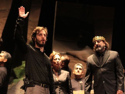 Pablo Gómez-Pando, en el papel de Hamlet, junto a Juan Motilla, como el rey Claudio, ayer durante su actuación en Priego. (Foto: R. Cobo)