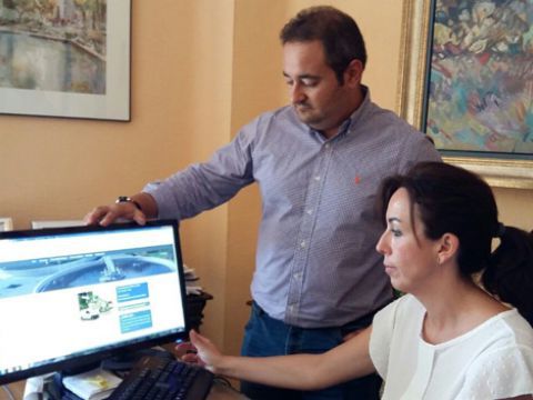 Juan David Anaya y María Luisa Ceballos observan la nueva web de aguas de priego. (Foto: Cedida)