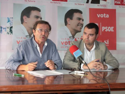 Manuel Aguilar y José Manuel Mármol, esta tarde en la sede del PSOE prieguense. (Foto: R. Cobo)