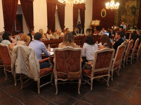 Panorámica del salón de plenos del Palacio de la Merced, sede de la Diputación de Córdoba. (Foto: Cedida)