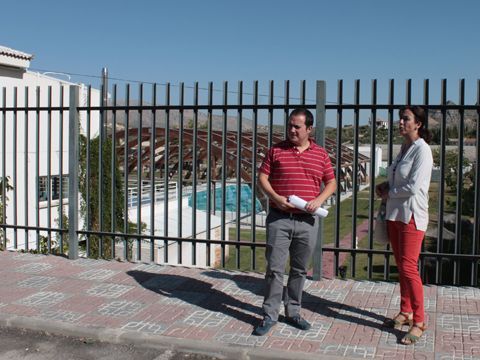 Miguel Ángel Valdivia y María Luisa Ceballos, esta mañana en el exterior de la piscina municipal. (Foto: R. Cobo)