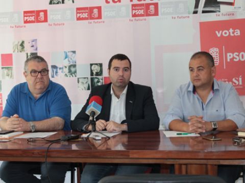 Toni Musachs, José Manuel Mármol y Juan Jesús Onieva en la sede del PSOE prieguense. (Foto: R. Cobo)