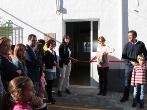 Protocolario corte de cinta con la Alcaldesa prieguense y la presidenta del AMPA "La Luciérnaga". (Foto: R. Cobo)