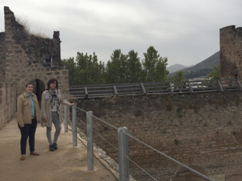 Cristina Casanueva y María Luisa Ceballos, esta mañana en uno de los lienzos de la muralla del Castillo prieguense. (Foto: Cedida)