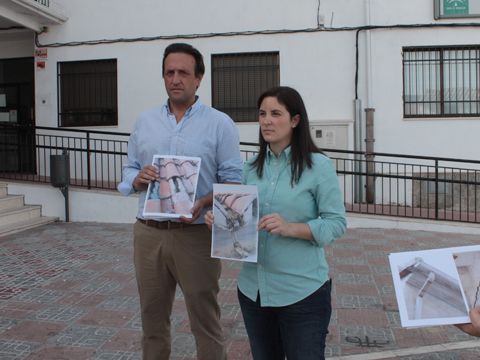 Ibáñez y Casanueva muestran varias fotografías del estado que presenta el tejado. (Foto: R. Cobo)