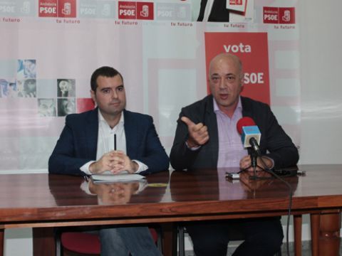 José Manuel Mármol y Antonio Ruiz durante su comparecencia ante los medios en la sede del PSOE prieguense. (Foto: R. Cobo)