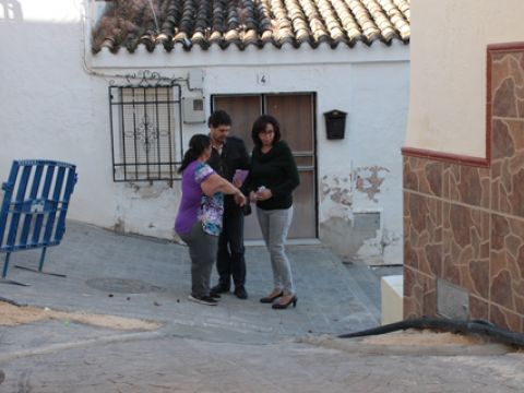 Caballos y Carrillo, esta mañana en la calle San Mateo conversan con una de las vecinas de la zona. (Foto: R. Cobo)