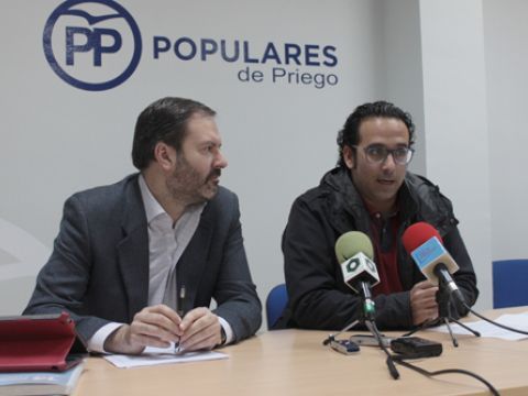 Molina y Fornieles durante la rueda de prensa que ofrecían ayer en la sede del PP prieguense. (Foto: R. Cobo)