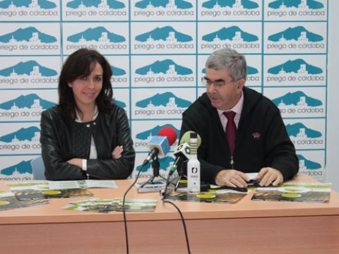 María Luisa Ceballos y Francisco Serrano durante la presentación del "Mes del aceite". (Foto: R. Cobo)