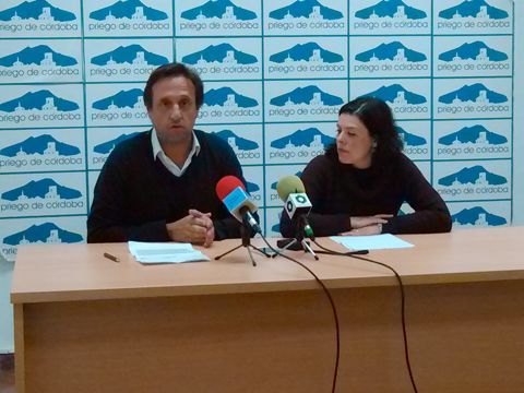 Javier Ibáñez y María del Carmen Pacheco durante su comparecencia ante los medios. (Foto: R. Cobo)