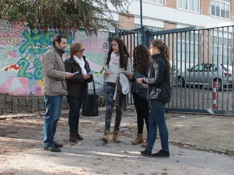 Mármol y Mantas entregando folletos informativos a varias alumnas en el acceso al IES Álvarez Cubero. (Foto: R. Cobo)