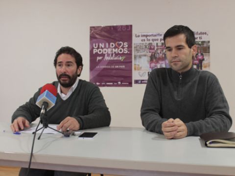 David Moscoso y David López en la nueva sede de Podemos Priego. (Foto: R. Cobo)
