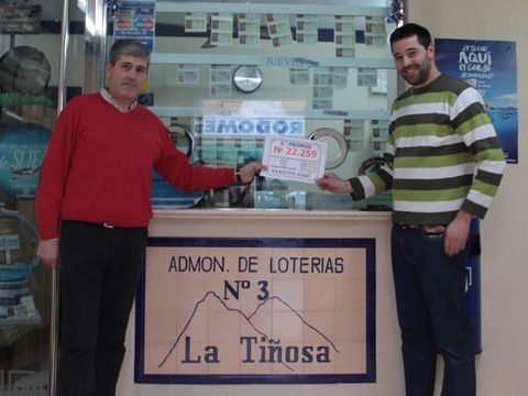 Vicente Javier Rodríguez, junto a su hijo Nicolás, en el interior de la administración de loterías que regenta. (Foto: R. Cobo)