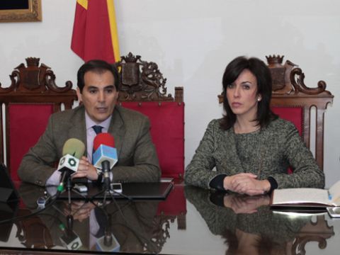 José Antonio Nieto y María Luisa Ceballos durante su comparecencia ante los medios. (Foto: R. Cobo)