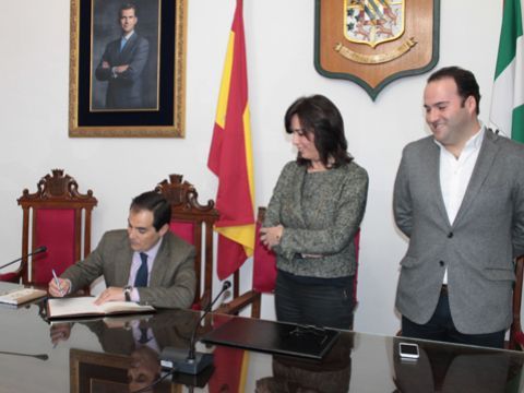 Nieto, en presencia de Ceballos y Valdivia, firmando en el libro de honor del Consistorio prieguense. (Foto: R. Cobo)