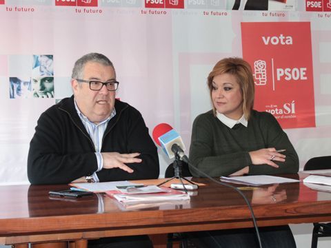 Toni Mushachs y Paqui Mantas, esta mañana en la sede del PSOE prieguense. (Foto: R. Cobo)