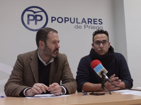 Adolfo Molina y Sergio Fornieles durante la comparecencia celebrada en la sede del PP. (Foto: R. Cobo)