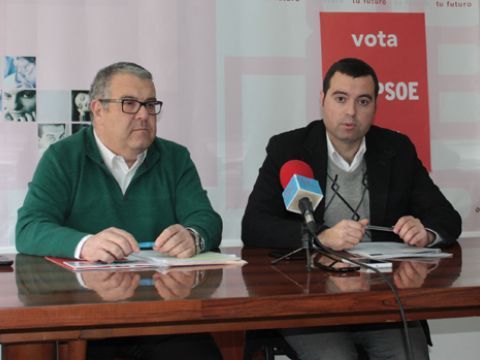 Toni Musachs y José Manuel Mármol en la sede del PSOE prieguense. (Foto: R. Cobo)