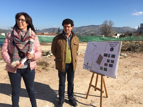 Ceballos y Carrillo junto al plano del futuro parque infantil de tráfico. (Foto: Cedida)
