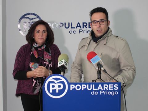 María de la O Redondo y Sergio Fornieles, esta mañana en la sede del PP prieguense. (Foto: R. Cobo)