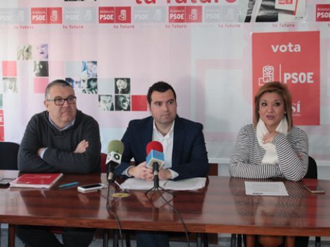 Toni Musachs, José Manuel Mármol y Paqui Mantas, ayer en la sede socialista. (Foto: R. Cobo)