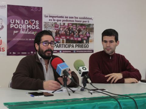 David Moscoso y David López, esta mañana en la sede de Podemos Priego. (Foto: R. Cobo)
