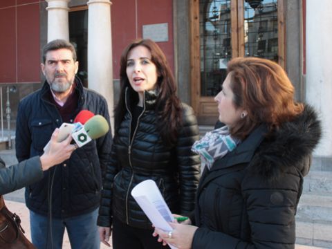 José González, Inmaculada Nieto y Ana Rosa Rogel, ayer atendiendo a los medios. (Foto: R. Cobo)