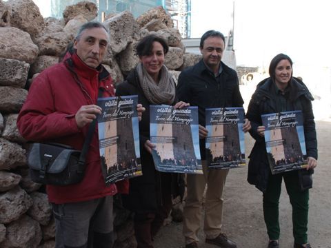Carmona y Ceballos, junto al responsable de la empresa constructora y Casanueva, esta mañana con los carteles de las visitas guiadas. (Foto: R. Cobo)
