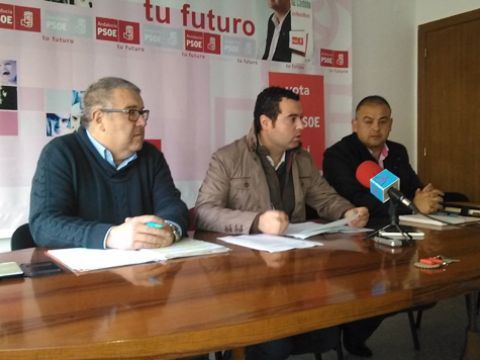 Toni Musachs, José Manuel Mármol y Juan Jesús Onieva, el pasado viernes en la sede socialista. (Foto: R. Cobo)