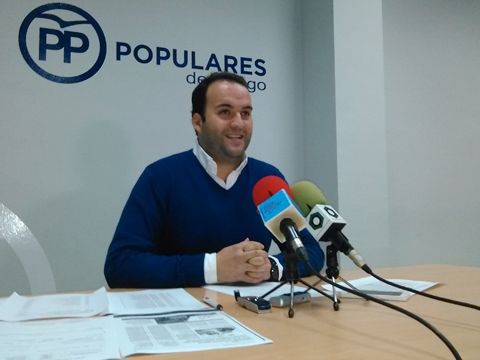 Juan Ramón Valdivia durante la comparecencia que ofrecía ayer marte en la sede del PP. (Foto: R. Cobo)
