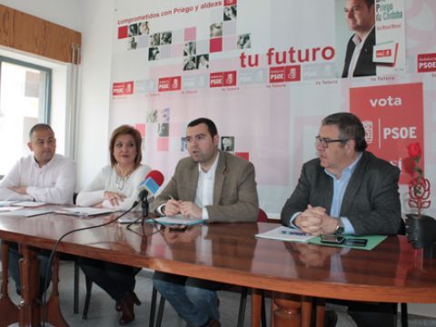 Juan Jseús Onieva, Paqui Mantas, José Manuel Mármol y Toni Musachs, esta mañana en la sede socialista. (Foto: R. Cobo)