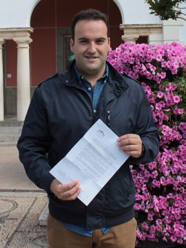 Juan Ramón Valdivia muestra el primer decreto firmado por el nuevo Alcalde. (Foto: R. Cobo)