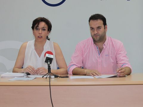 María Luisa Ceballos y Juan Ramón Valdivia, hoy durante la rueda de prensa. (Foto: R. Cobo)