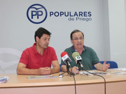 Luis Miguel Carrillo y Miguel Forcada, esta mañana en la sede del PP. (Foto: R. Cobo)