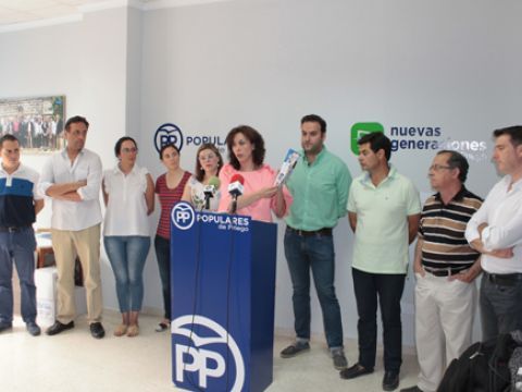 Los diez ediles del grupo municipal del PP durante la comparecencia ante los medios. (Foto: R. Cobo)