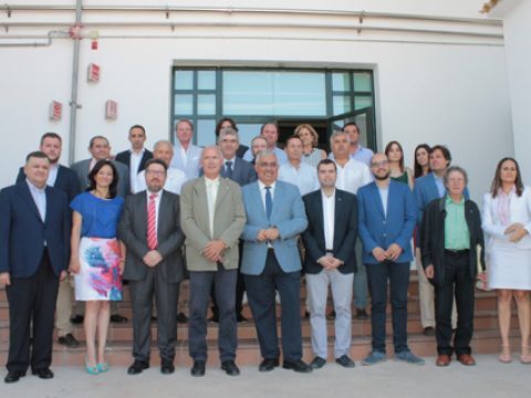 Foto de familia de las autoriades políticas junto a representantes de las ocho almazaras andaluzas que asistieron al encuentro celebrado en Carcabuey. (Foto: R. Cobo)