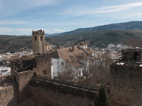 Vista del Lienzo 2 y la Torre 3 de la fortaleza prieguense. (Foto: R. Cobo)