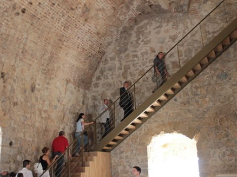 Asistentes a la visita accediendo a la terraza de la Torre por las nuevas escaleras. (Foto: R. Cobo)